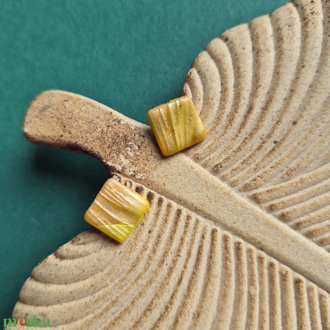 Sárga-narancs sütőgyurma bedugós fülbevaló  - ékszer - fülbevaló - pötty fülbevaló - Meska.hu