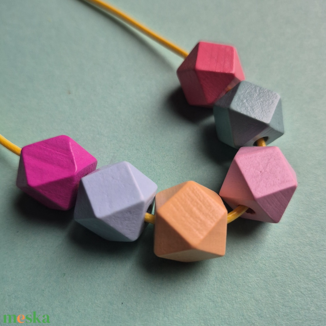 Gyöngyház fényű hatszögű színes bogyós nyaklánc - ékszer - nyaklánc - bogyós nyaklánc - Meska.hu