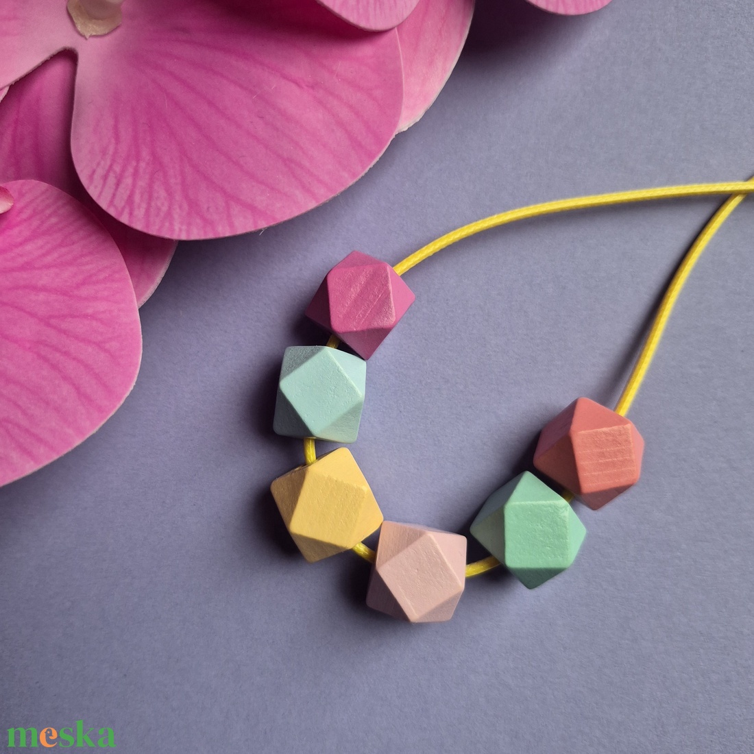 Gyöngyház fényű hatszögű színes bogyós nyaklánc - ékszer - nyaklánc - bogyós nyaklánc - Meska.hu
