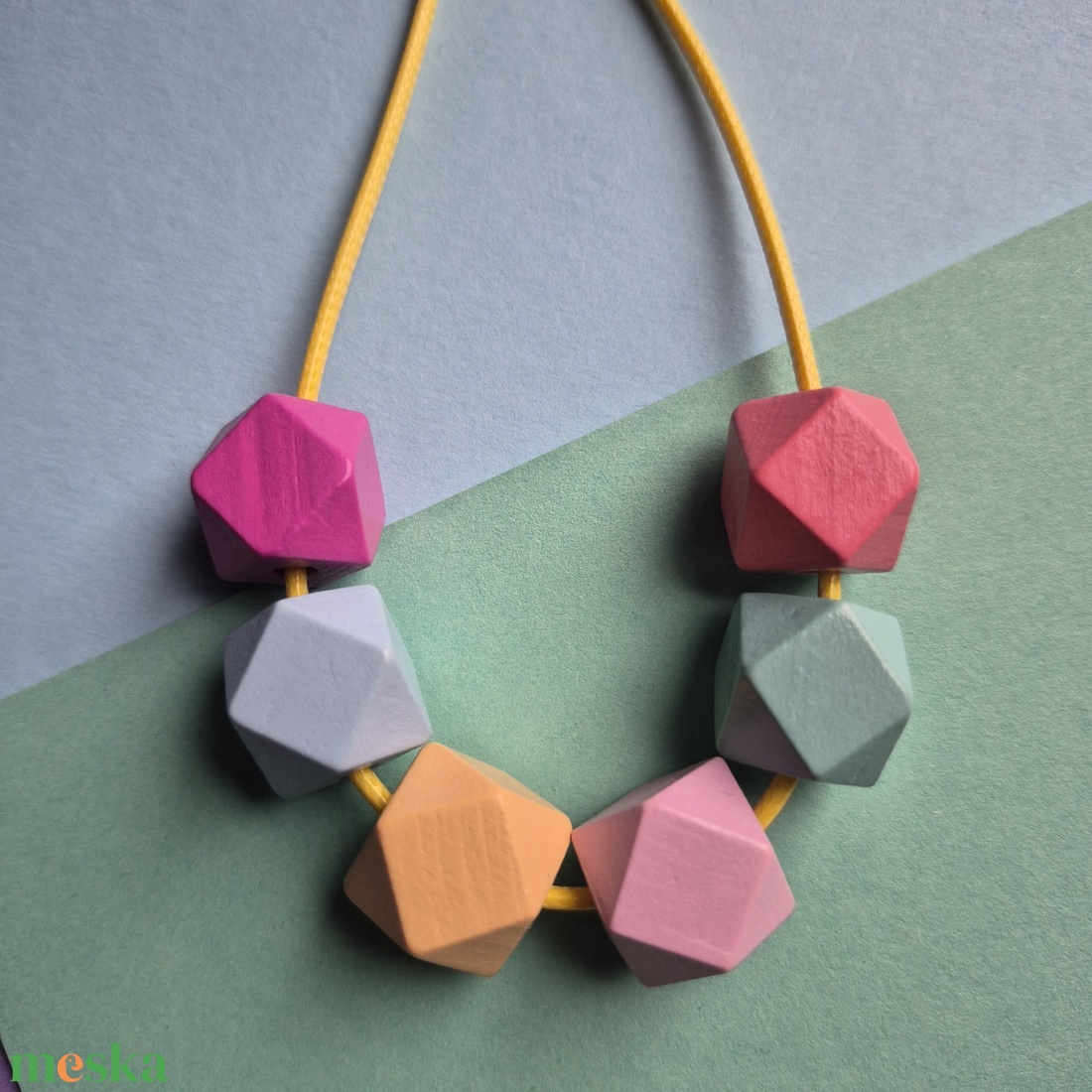 Gyöngyház fényű hatszögű színes bogyós nyaklánc - ékszer - nyaklánc - bogyós nyaklánc - Meska.hu