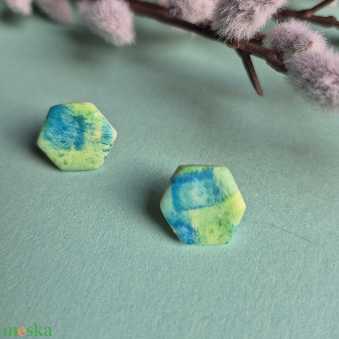Zöld-kék gyurma hatszög fülbevaló - ékszer - fülbevaló - pötty fülbevaló - Meska.hu