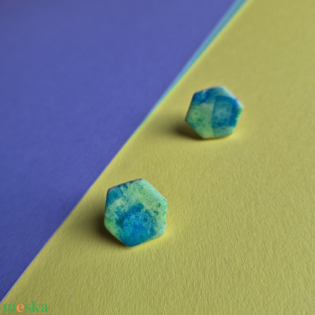 Zöld-kék gyurma hatszög fülbevaló - ékszer - fülbevaló - pötty fülbevaló - Meska.hu