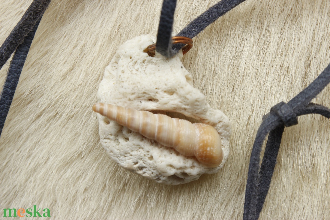 Csigaházas korallmedál - ékszer - nyaklánc - medálos nyaklánc - Meska.hu