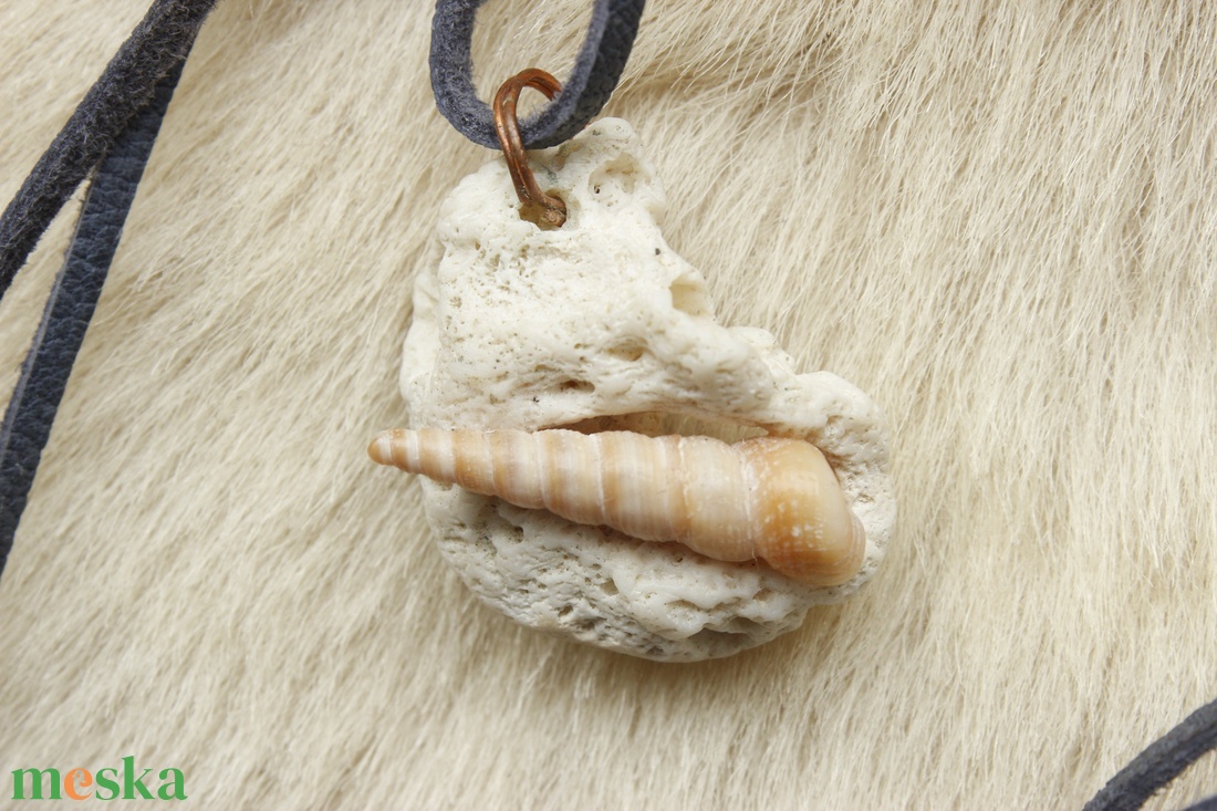 Csigaházas korallmedál - ékszer - nyaklánc - medálos nyaklánc - Meska.hu