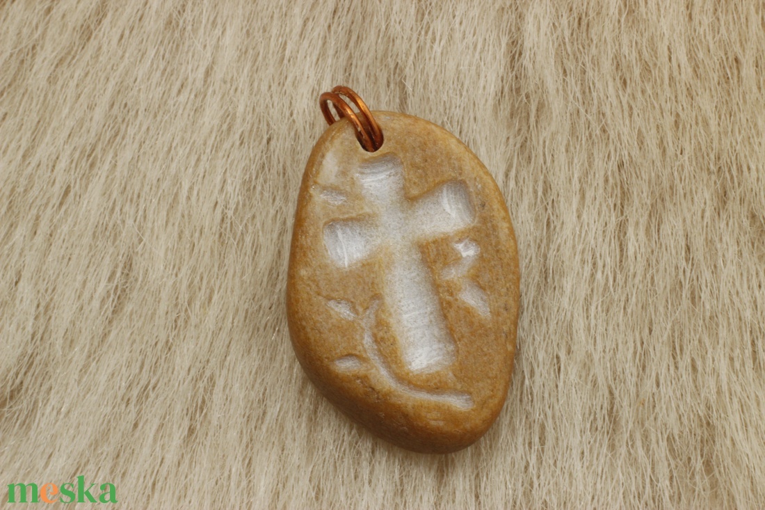 Kőmedál indás kereszt gravírozással - ékszer - nyaklánc - medál - Meska.hu