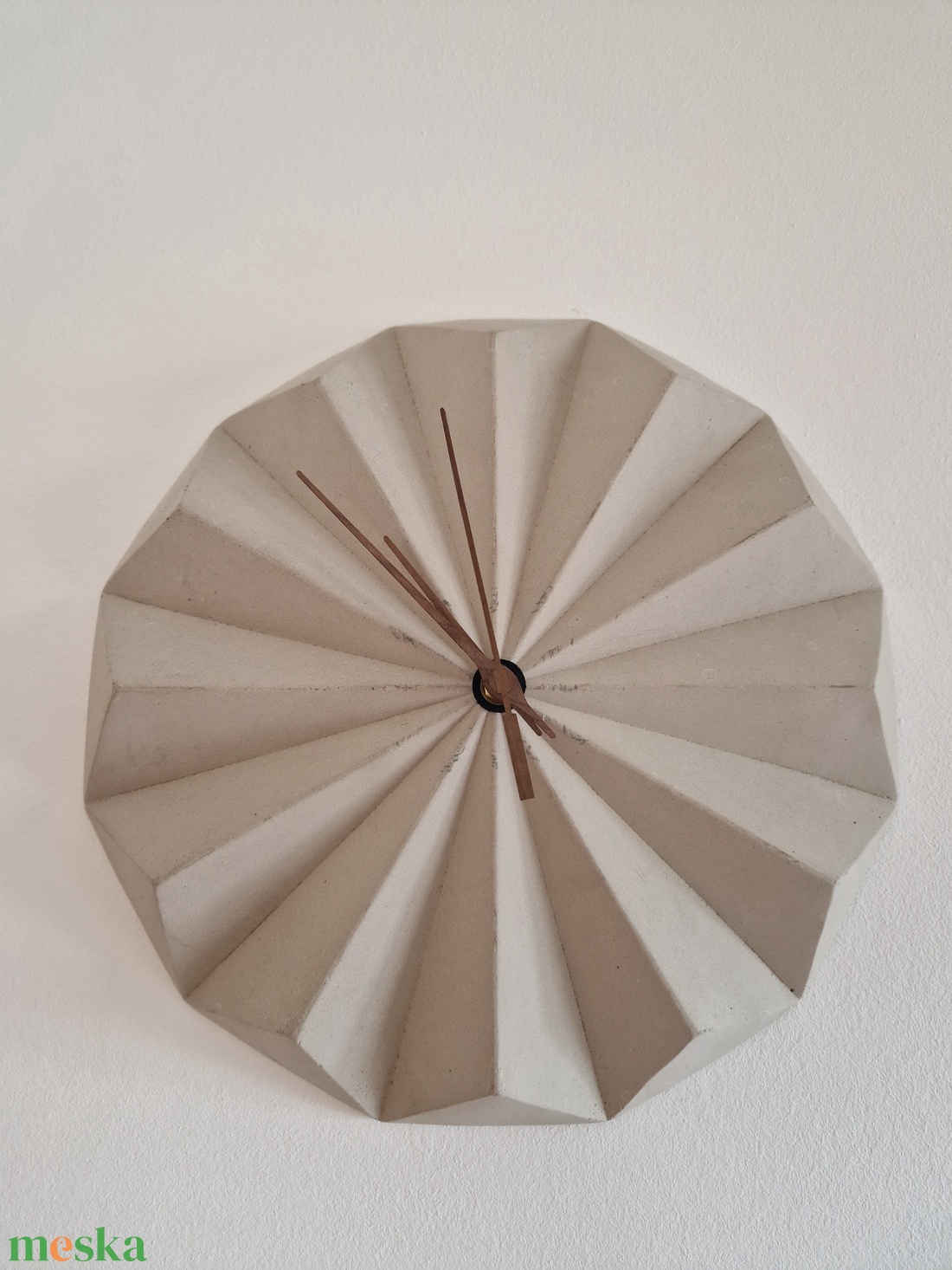 Szürke design Beton Óralap, fa mutatókkal egyedi design - otthon & életmód - dekoráció - fali és függő dekoráció - falióra & óra - Meska.hu