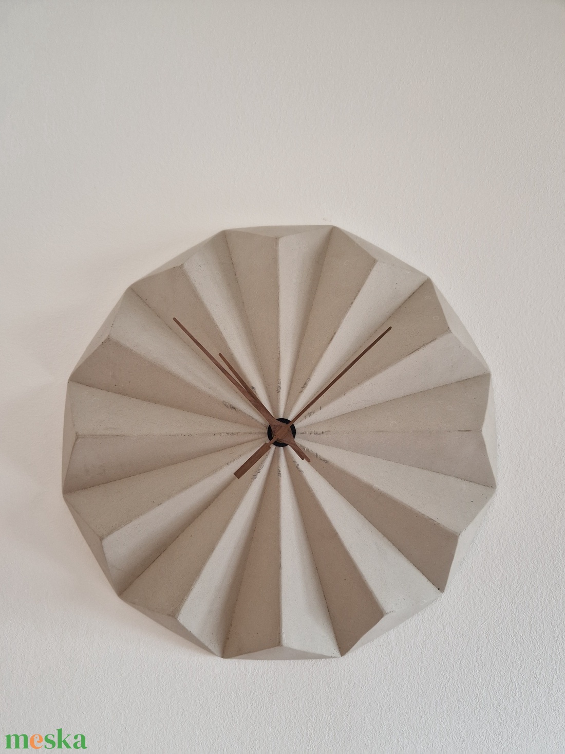 Szürke design Beton Óralap, fa mutatókkal egyedi design - otthon & életmód - dekoráció - fali és függő dekoráció - falióra & óra - Meska.hu