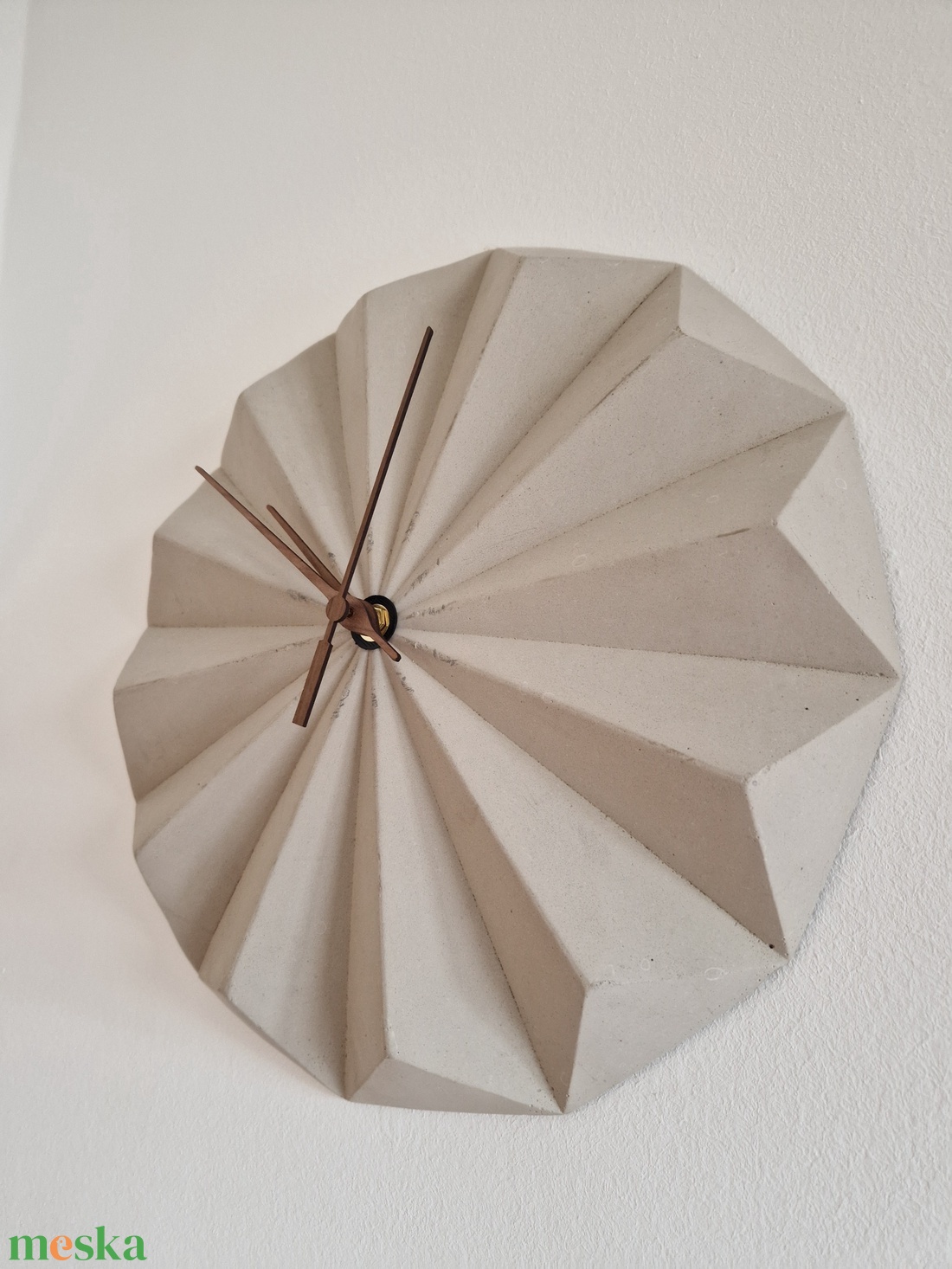 Szürke design Beton Óralap, fa mutatókkal egyedi design - otthon & életmód - dekoráció - fali és függő dekoráció - falióra & óra - Meska.hu