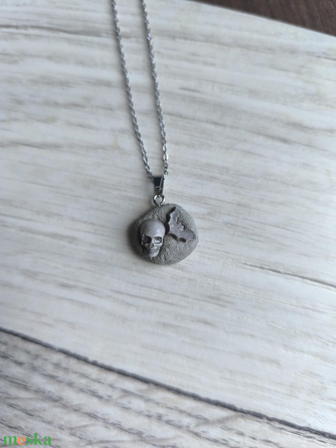 Beton koponya és denevér, natúr - ékszer - nyaklánc - medál - Meska.hu Beton koponya és denevér, natúr - ékszer - nyaklánc - medál - Meska.hu