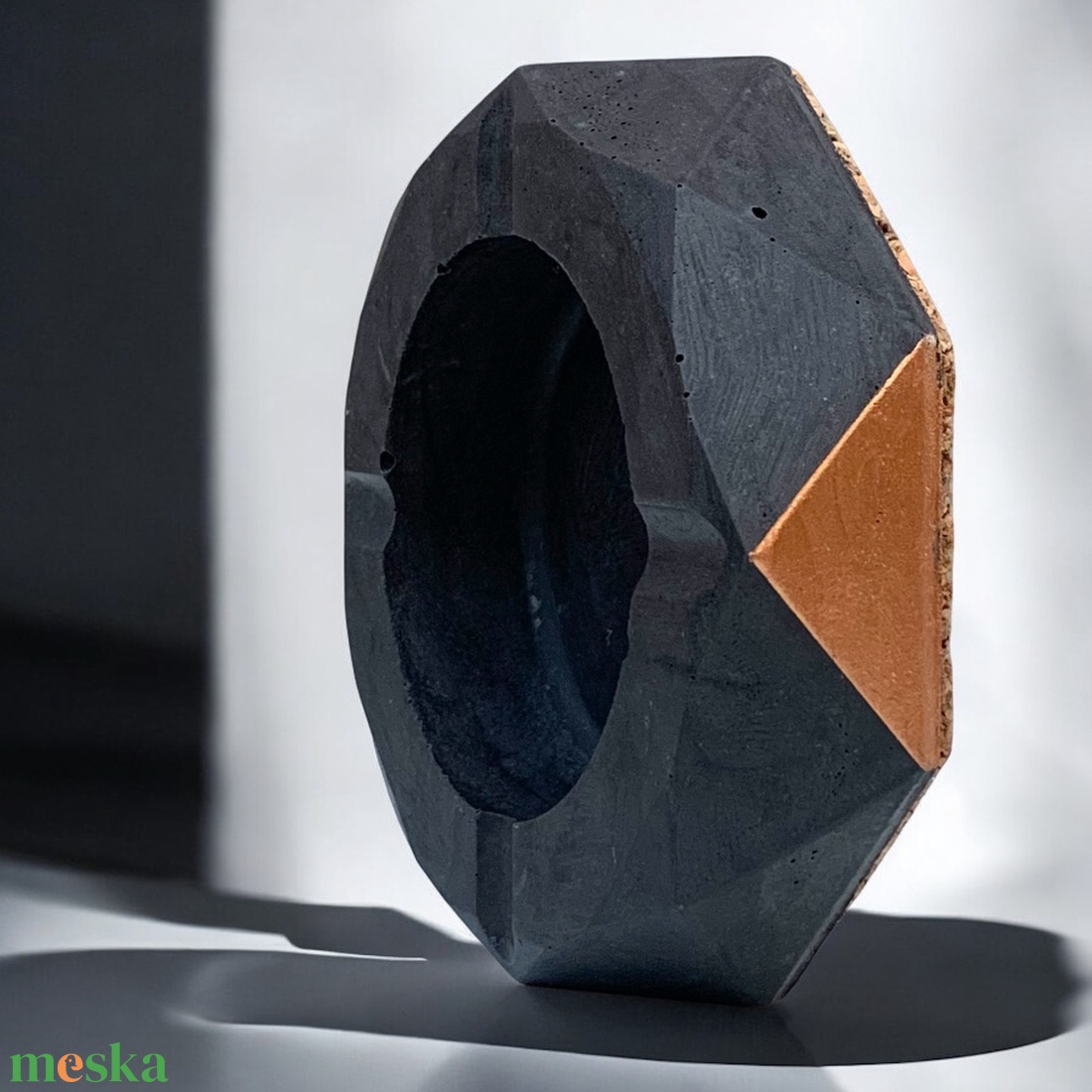 Geometrikus Beton Hamutál Szénszürke Hamutartó Minimal, design, szürke, cement, ajándék, - otthon & életmód - dekoráció - asztal és polc dekoráció - hamutál, öngyújtó, pipa - Meska.hu Geometrikus Beton Hamutál Szénszürke Hamutartó Minimal, design, szürke, cement, ajándék, - otthon & életmód - dekoráció - asztal és polc dekoráció - hamutál, öngyújtó, pipa - Meska.hu