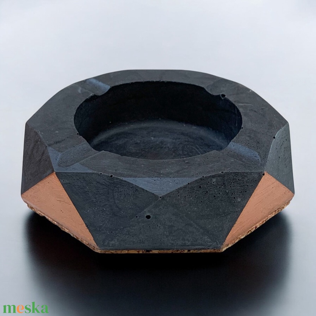 Geometrikus Beton Hamutál Szénszürke Hamutartó Minimal, design, szürke, cement, ajándék, - otthon & életmód - dekoráció - asztal és polc dekoráció - hamutál, öngyújtó, pipa - Meska.hu Geometrikus Beton Hamutál Szénszürke Hamutartó Minimal, design, szürke, cement, ajándék, - otthon & életmód - dekoráció - asztal és polc dekoráció - hamutál, öngyújtó, pipa - Meska.hu