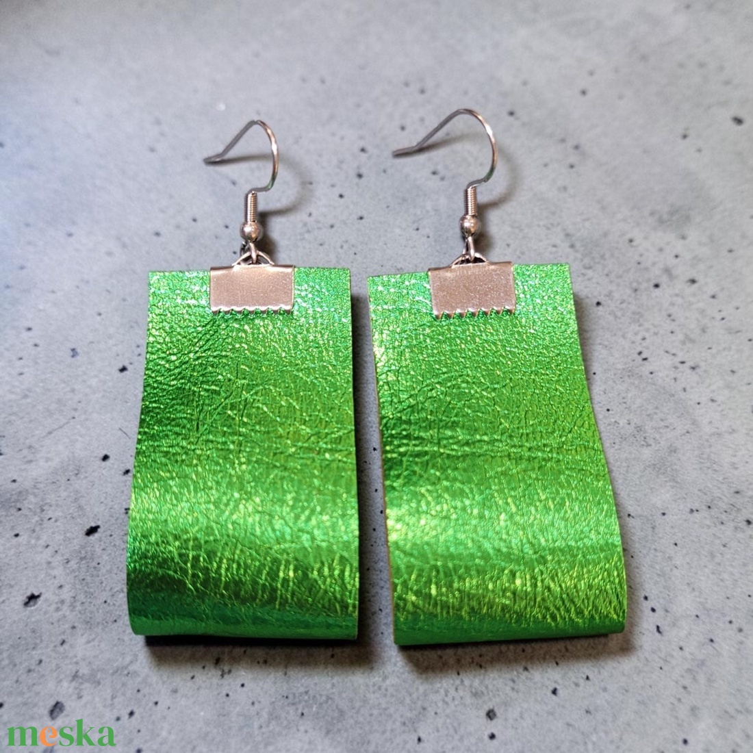 Green bőr fülbevaló nemesacél szerelékkel - ékszer - fülbevaló - lógó csepp fülbevaló - Meska.hu