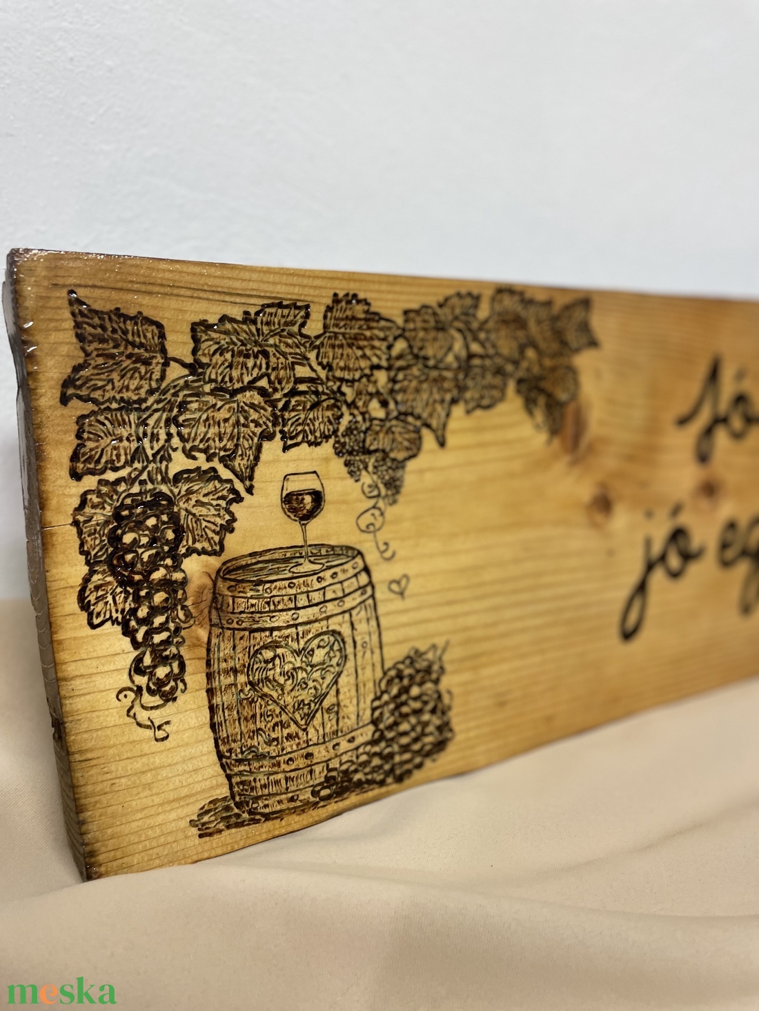 Falra akasztható fatábla ' Jó bor, jó egészség' felirattal és mintával - otthon & életmód - dekoráció - dísztárgy - Meska.hu