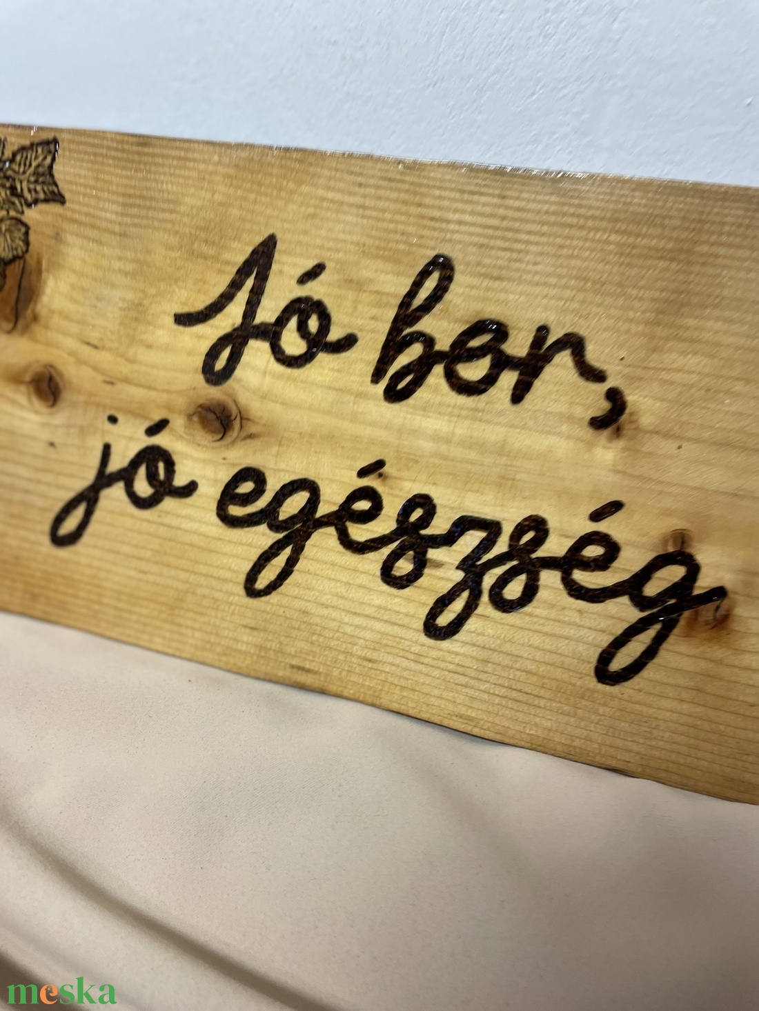 Falra akasztható fatábla ' Jó bor, jó egészség' felirattal és mintával - otthon & életmód - dekoráció - dísztárgy - Meska.hu