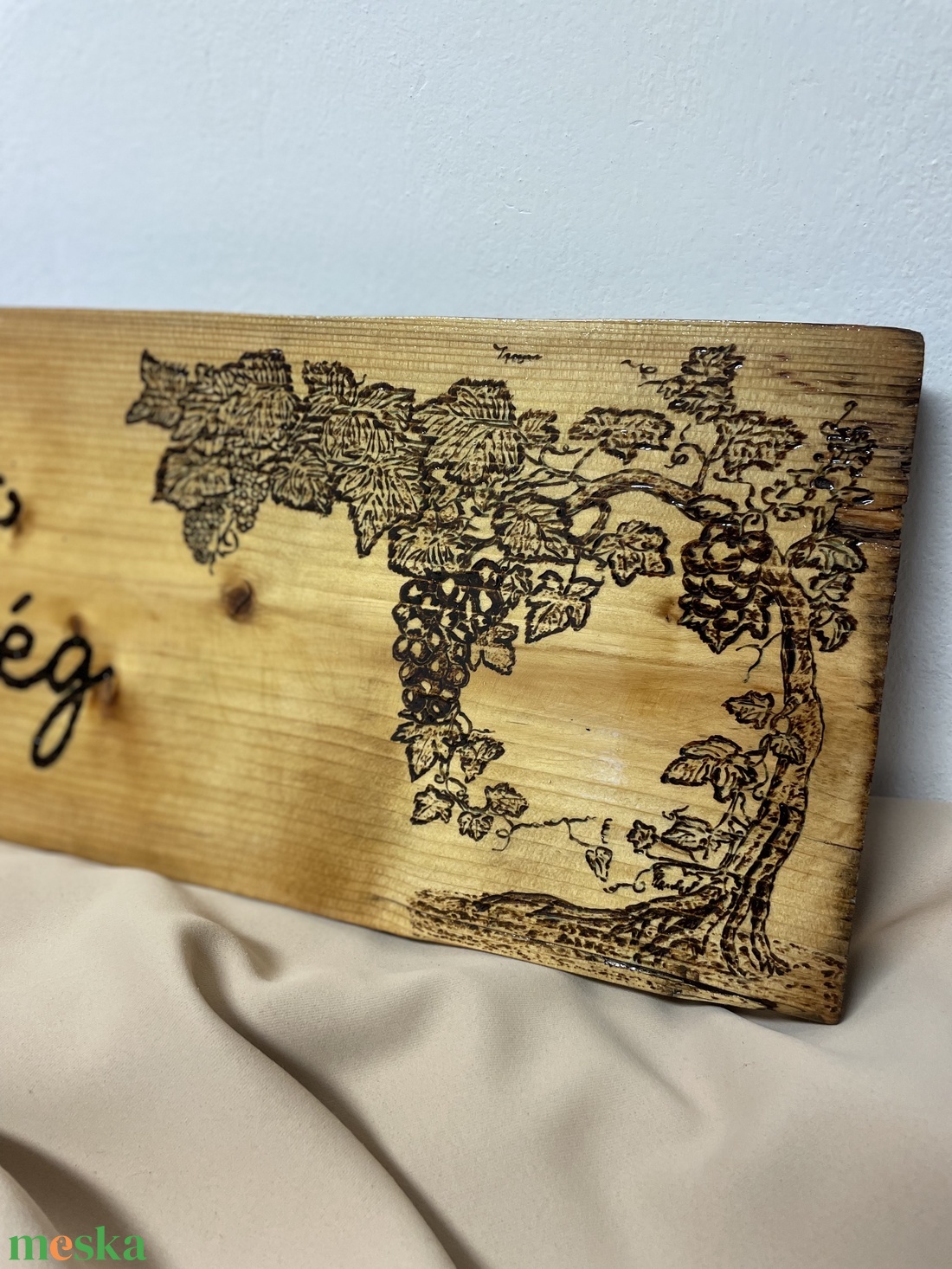 Falra akasztható fatábla ' Jó bor, jó egészség' felirattal és mintával - otthon & életmód - dekoráció - dísztárgy - Meska.hu