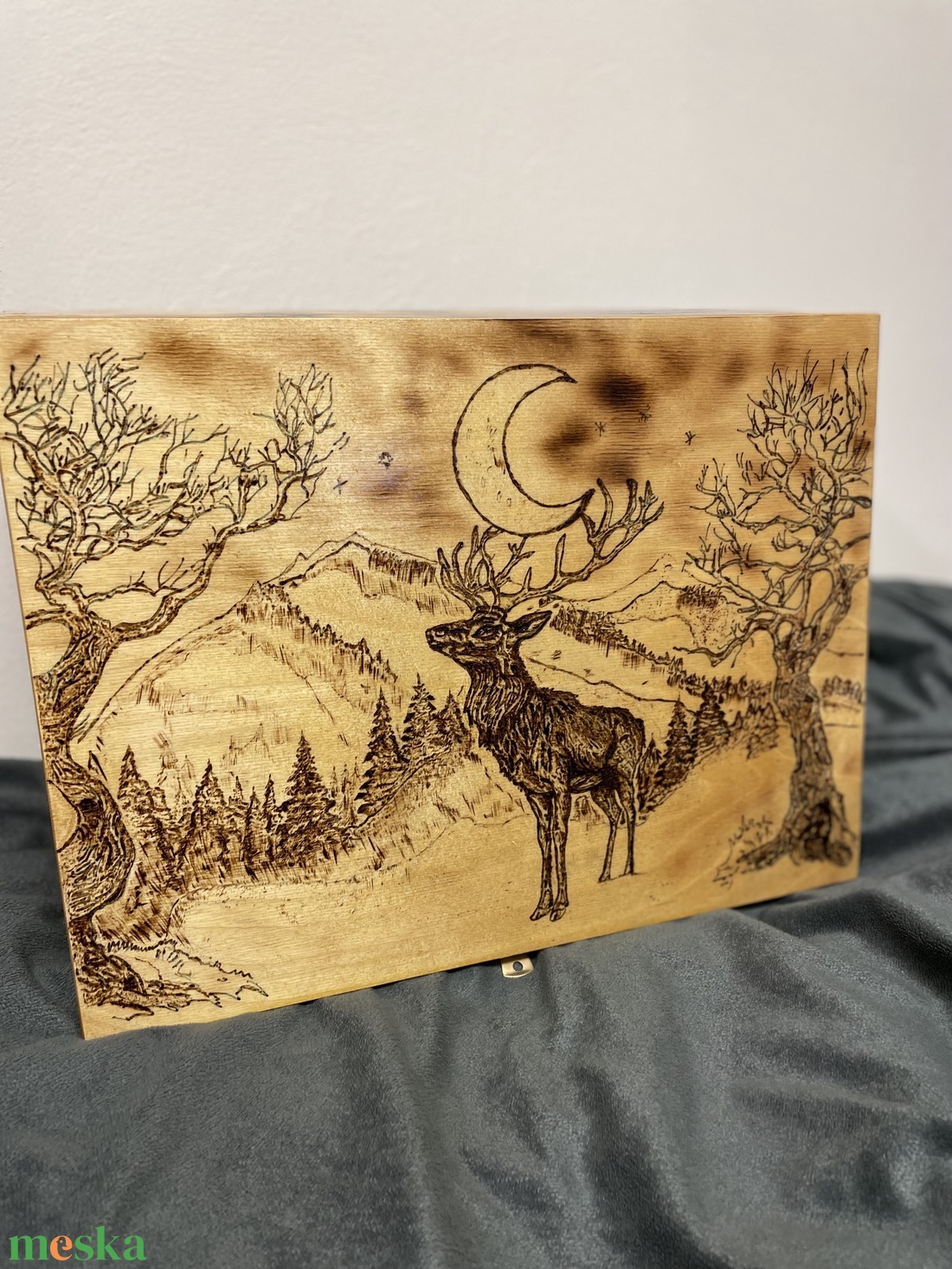 Karácsonyi díszdoboz erdei tájkép szarvassal, Fadoboz pirográf mintával - otthon & életmód - dekoráció - asztal és polc dekoráció - díszdoboz - Meska.hu
