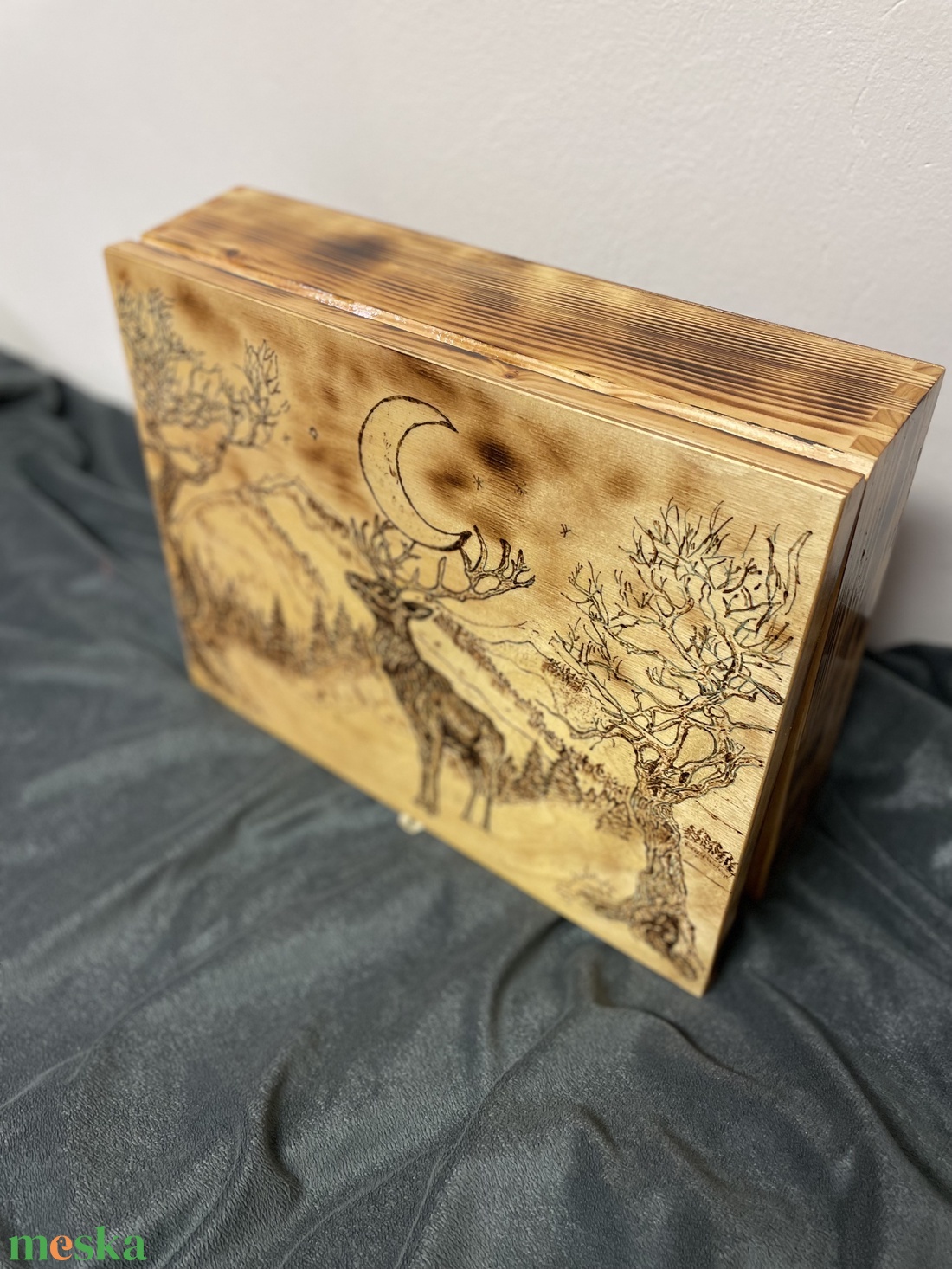 Karácsonyi díszdoboz erdei tájkép szarvassal, Fadoboz pirográf mintával - otthon & életmód - dekoráció - asztal és polc dekoráció - díszdoboz - Meska.hu