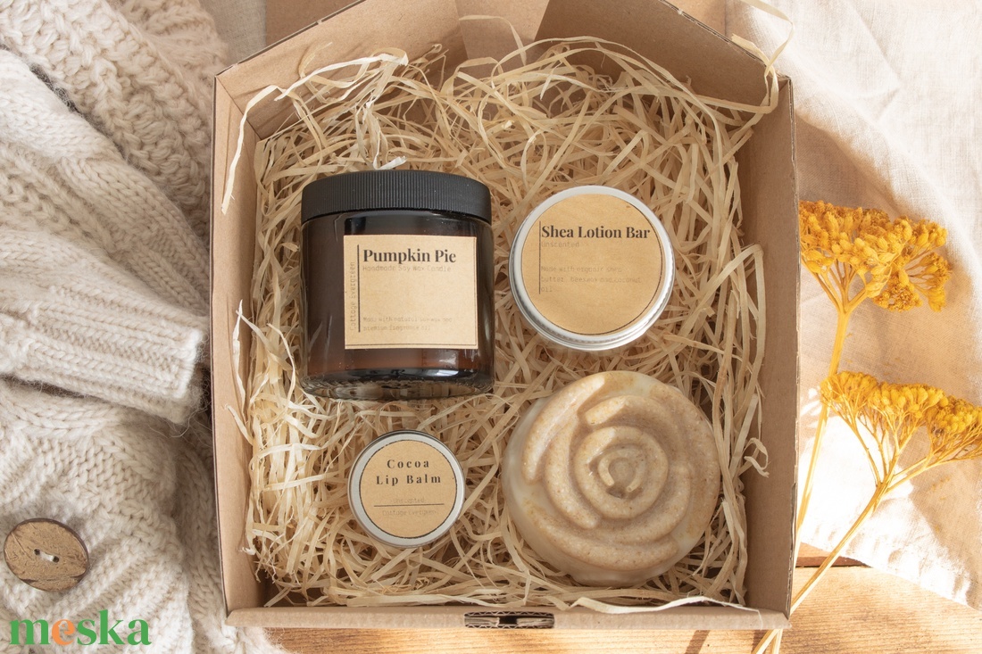 Őszi ajándékcsomag, Ajándék nőknek, Tökös pite Illatgyertya Csomag, Self Care Gift Box, Szójaviasz gyertya - szépségápolás - kozmetikai ajándékcsomag - Meska.hu Őszi ajándékcsomag, Ajándék nőknek, Tökös pite Illatgyertya Csomag, Self Care Gift Box, Szójaviasz gyertya - szépségápolás - kozmetikai ajándékcsomag - Meska.hu