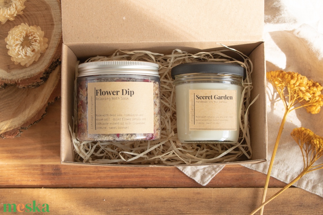 Titkos Kert ajándékcsomag, Ajándék nőknek, Virágos Szójaviasz Illatgyertya, Self Care Gift Box, Koszorúslány Felkérő - szépségápolás - kozmetikai ajándékcsomag - Meska.hu Titkos Kert ajándékcsomag, Ajándék nőknek, Virágos Szójaviasz Illatgyertya, Self Care Gift Box, Koszorúslány Felkérő - szépségápolás - kozmetikai ajándékcsomag - Meska.hu