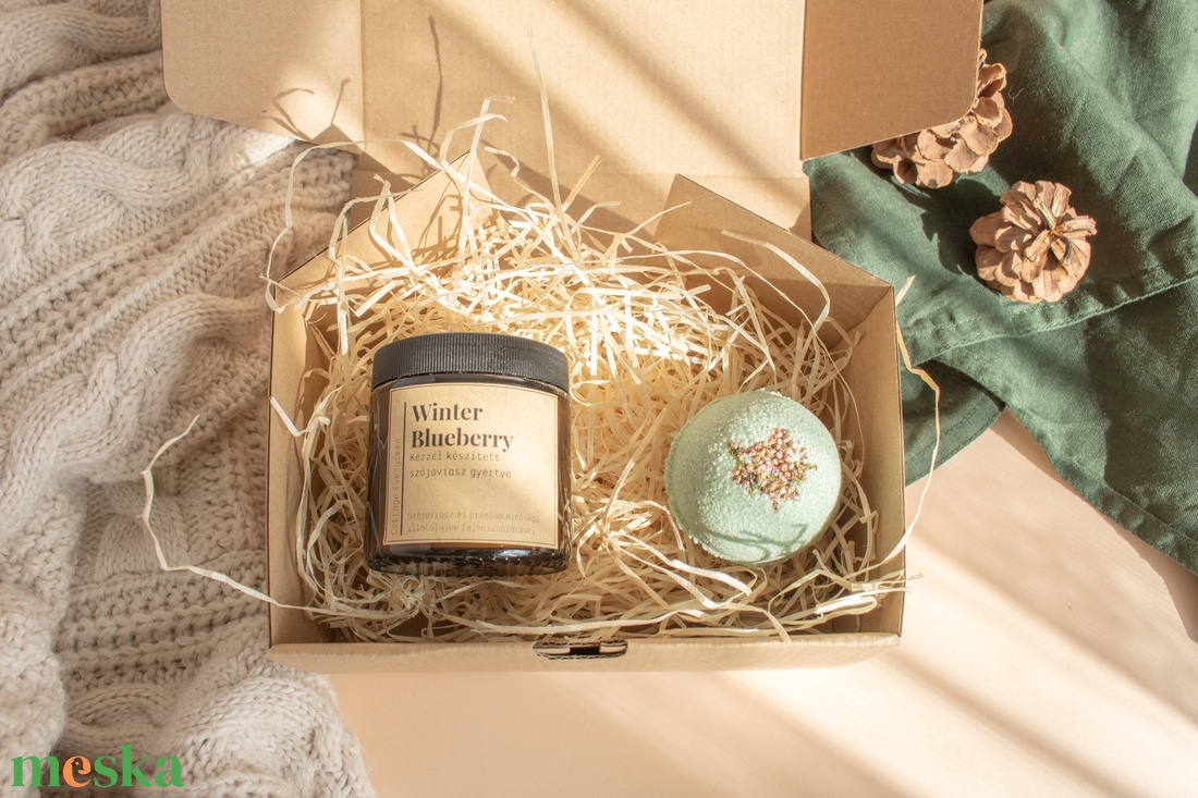 Karácsonyi Illatgyertya, Téli Áfonya Szójaviasz Gyertya, Winter Blueberry Soy Candle, Eukaliptuszos Fürdőbomba - szépségápolás - kozmetikai ajándékcsomag - Meska.hu