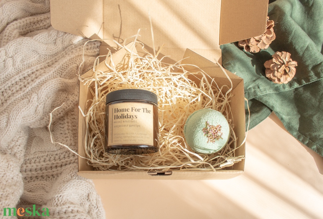 Karácsonyi Illatgyertya, Fűszeres Szójaviasz Gyertya, Home For The Holidays Soy Candle, Eukaliptuszos Fürdőbomba - szépségápolás - kozmetikai ajándékcsomag - Meska.hu