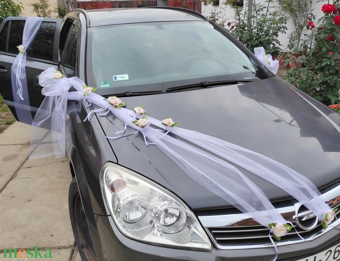 Fehér - krém esküvői autódísz 2 db ajtódísszel  - esküvő - dekoráció - helyszíni dekor - Meska.hu