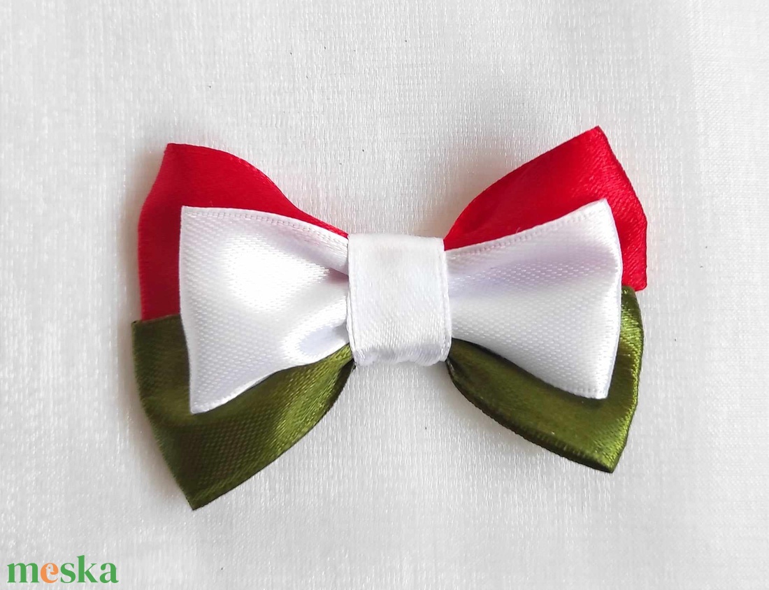 Kokárda - masni alakú - ékszer - kitűző és bross - kitűző - Meska.hu Kokárda - masni alakú - ékszer - kitűző és bross - kitűző - Meska.hu