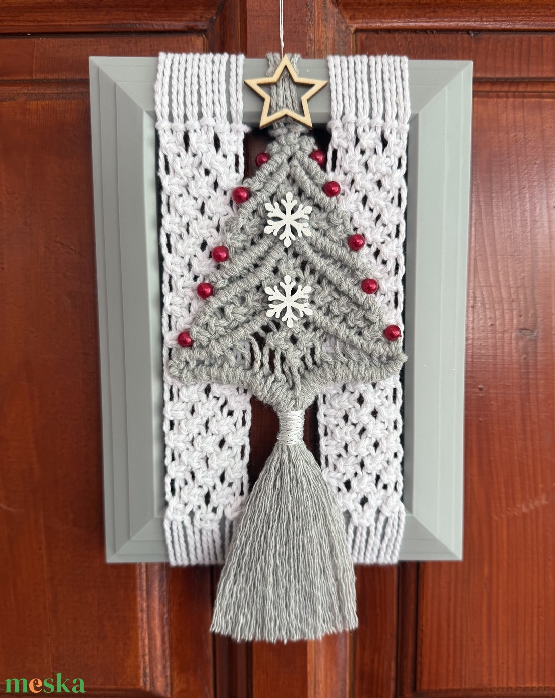 Szürke - fehér makramé kopogtató - karácsony - adventi díszek - adventi ajtódísz - Meska.hu