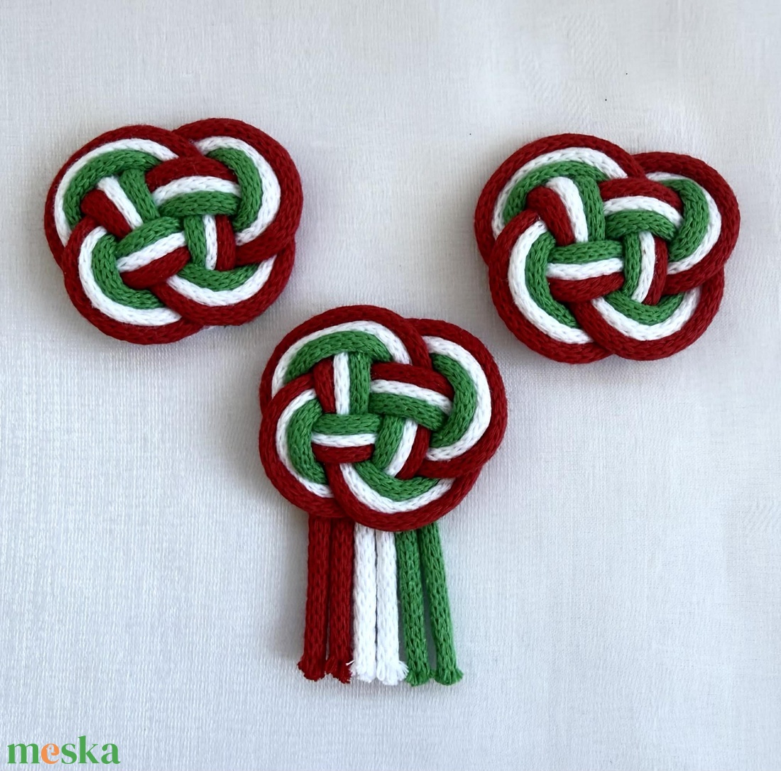 Makramé kokárda  - ékszer - kitűző és bross - Meska.hu