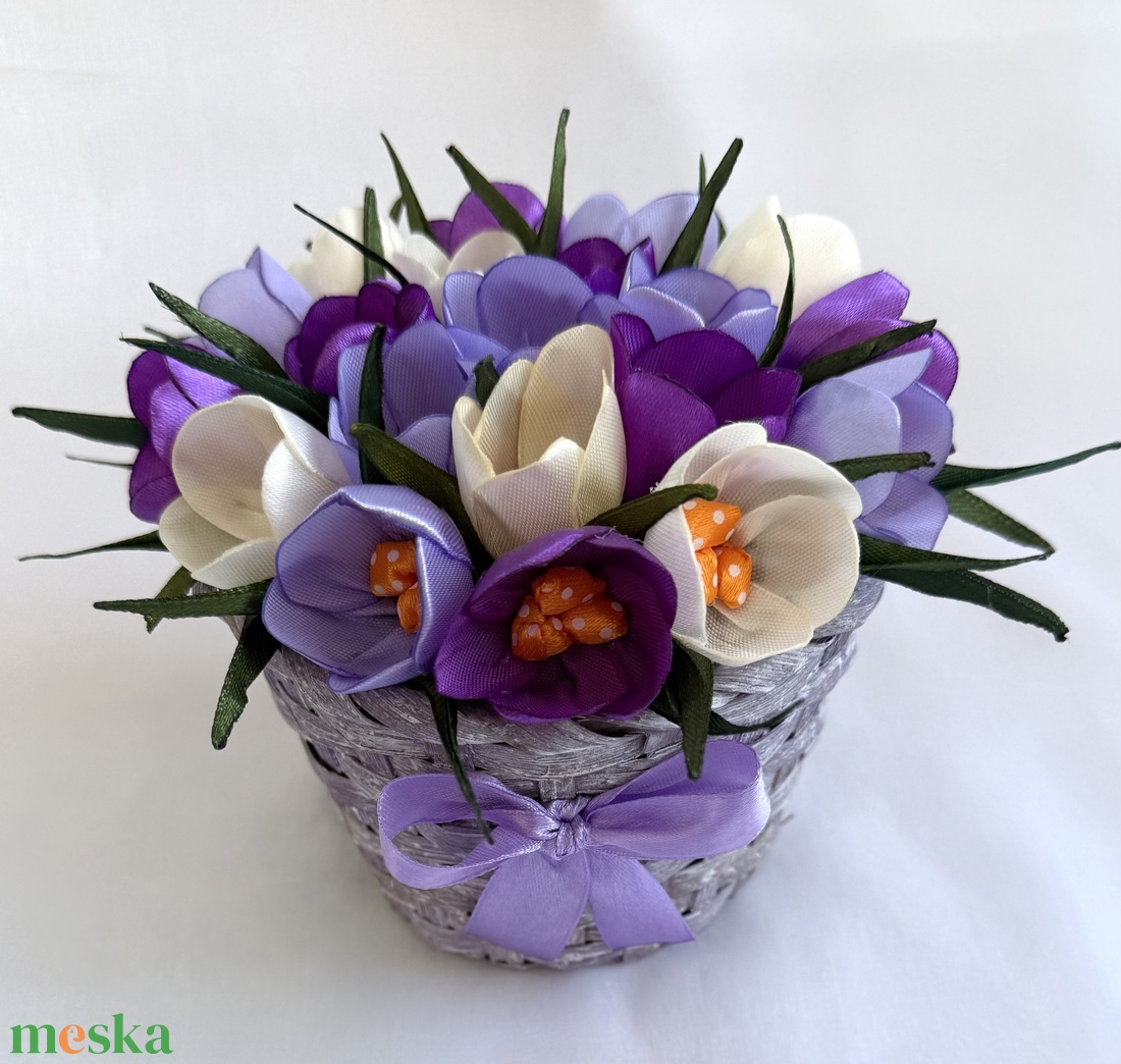 Lila - krém krókuszkosár - otthon & életmód - virágdekoráció - virágdíszek - asztali virágdísz - Meska.hu