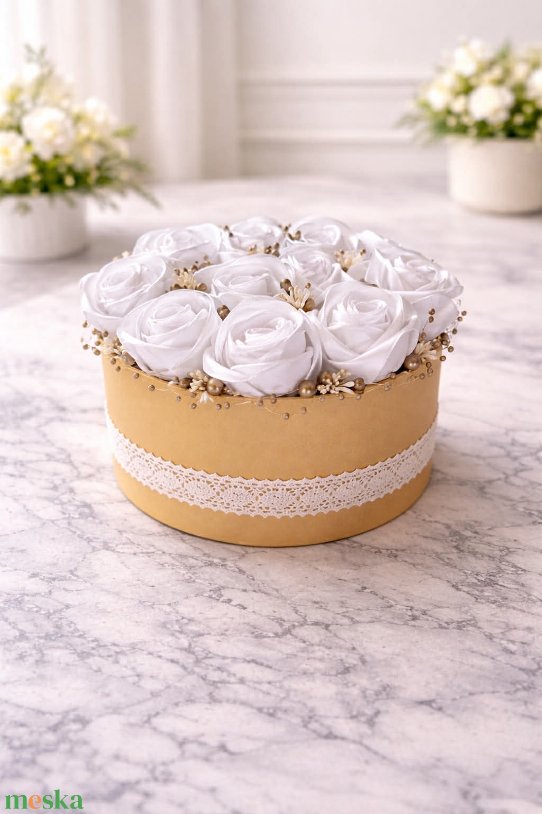 Fehér - arany rózsabox - otthon & életmód - virágdekoráció - virágok - virágbox - Meska.hu