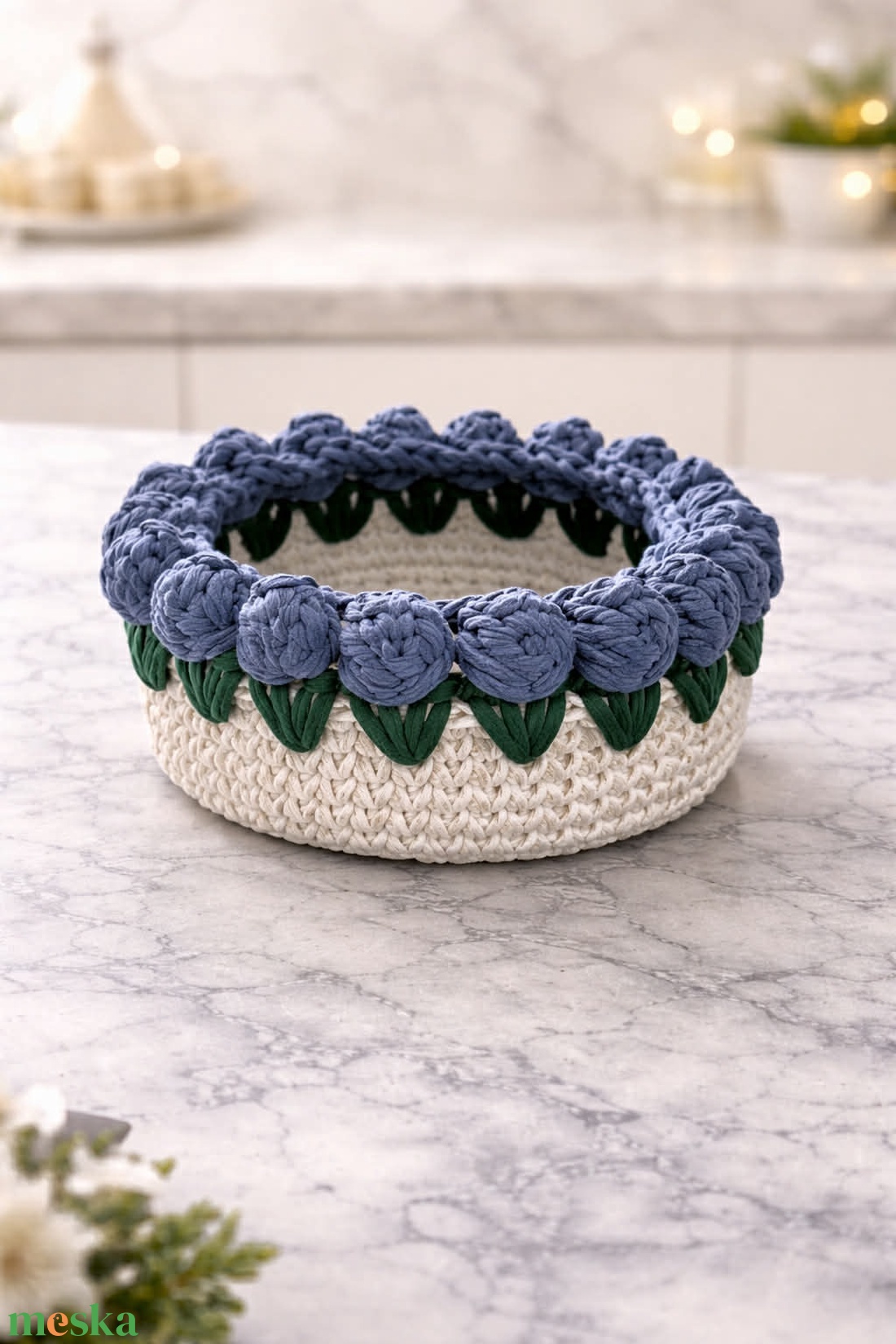 Kék tulipános horgolt kosár - otthon & életmód - dekoráció - asztal és polc dekoráció - dekorációs tál, tartó - Meska.hu