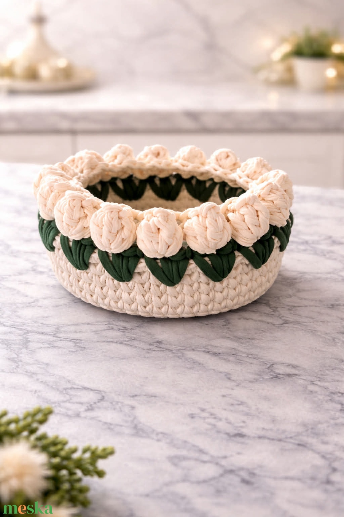 Krém tulipános horgolt kosár - otthon & életmód - dekoráció - asztal és polc dekoráció - dekorációs tál, tartó - Meska.hu