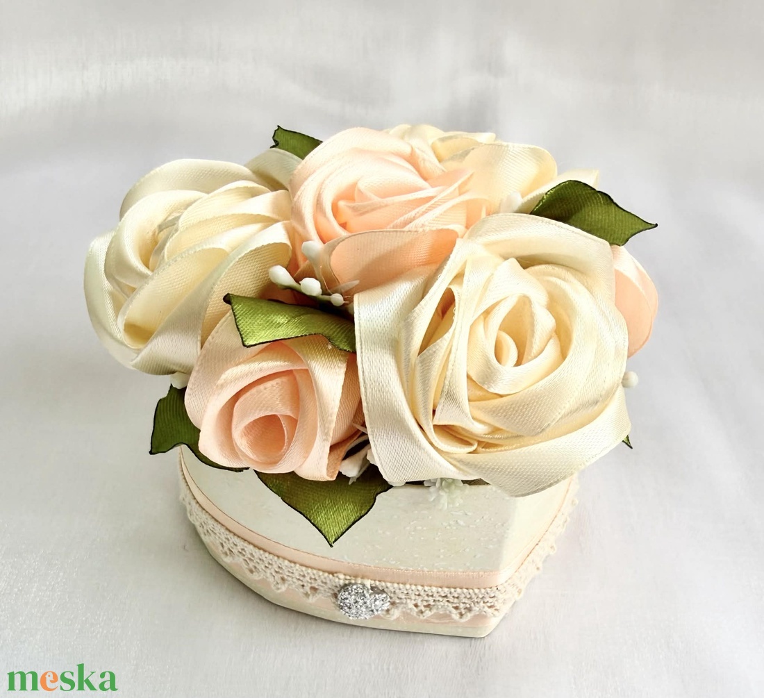 Krém - barack rózsabox - otthon & életmód - virágdekoráció - virágok - virágbox - Meska.hu
