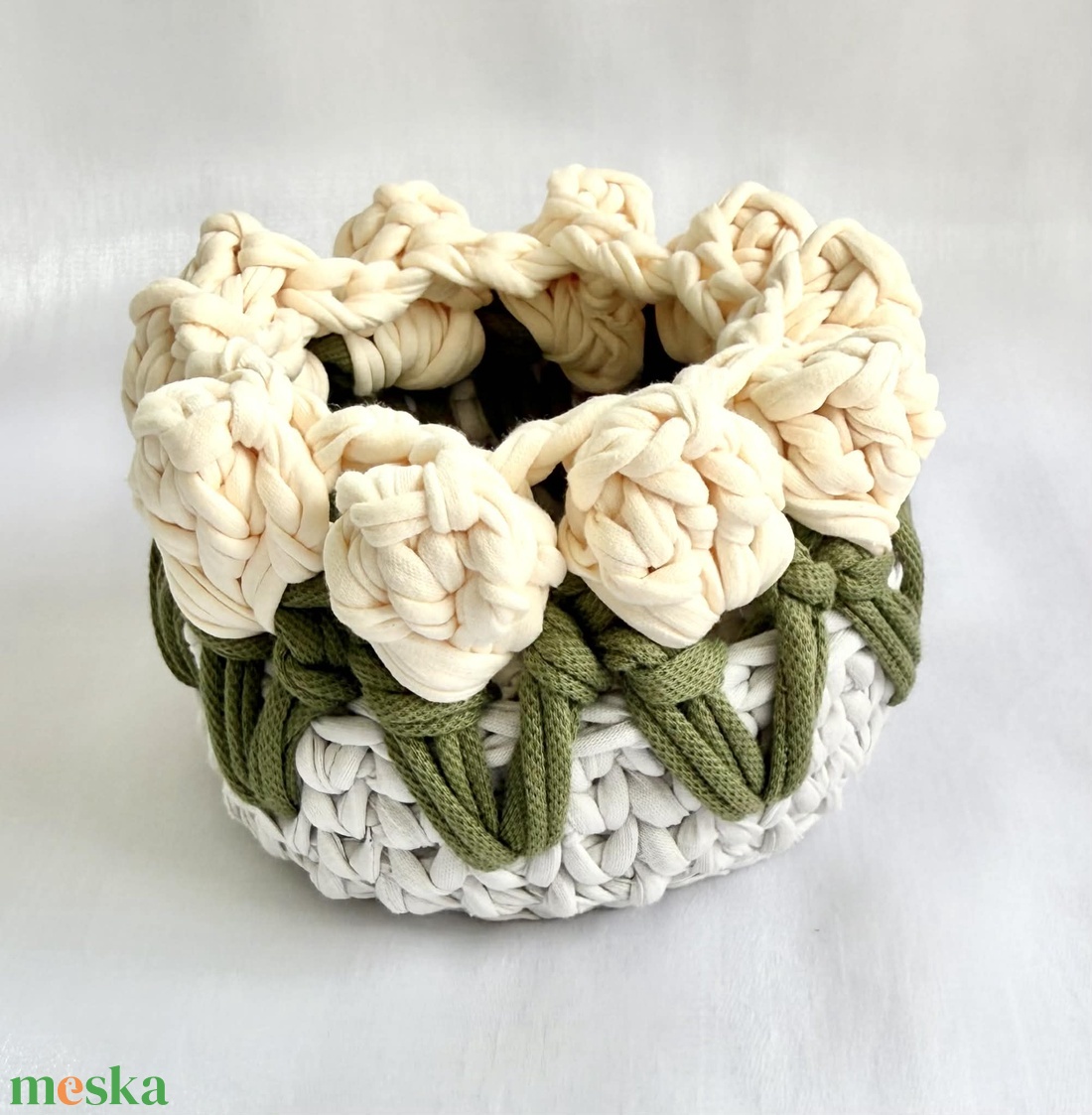 Krém tulipános horgolt kosár - otthon & életmód - dekoráció - asztal és polc dekoráció - dekorációs tál, tartó - Meska.hu