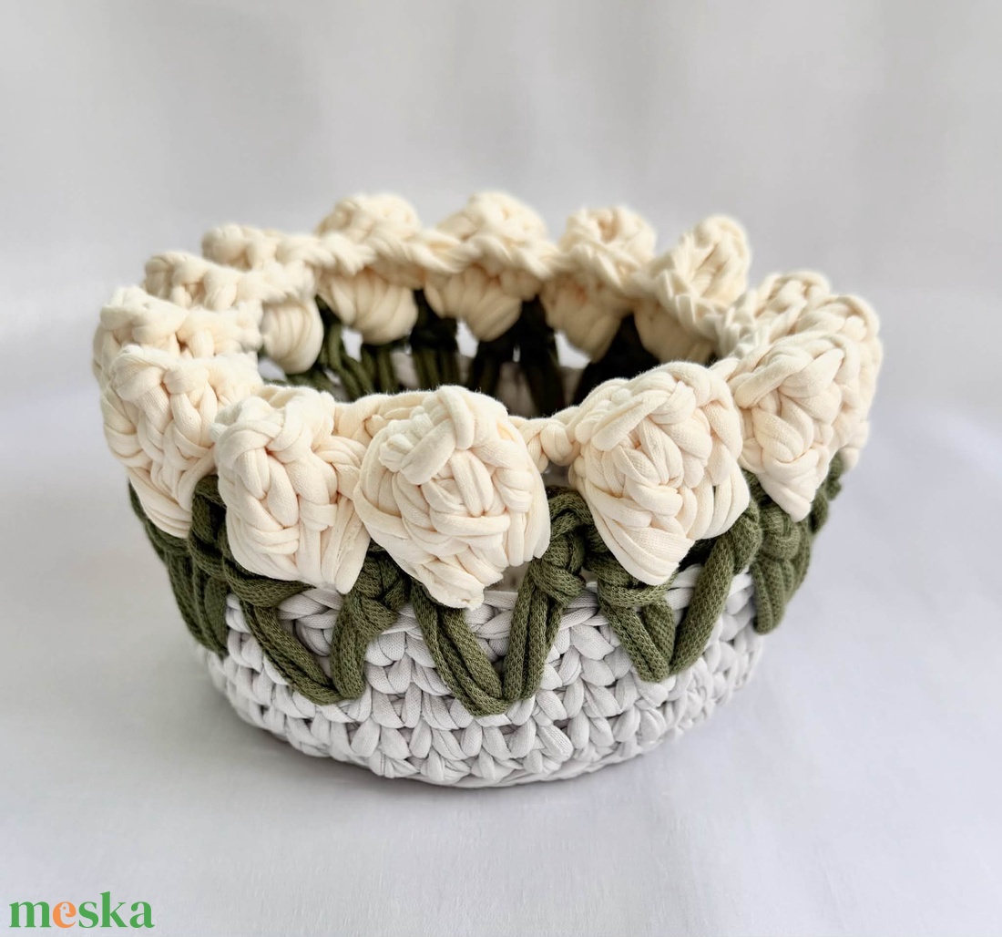 Krém tulipános horgolt kosár - otthon & életmód - dekoráció - asztal és polc dekoráció - dekorációs tál, tartó - Meska.hu
