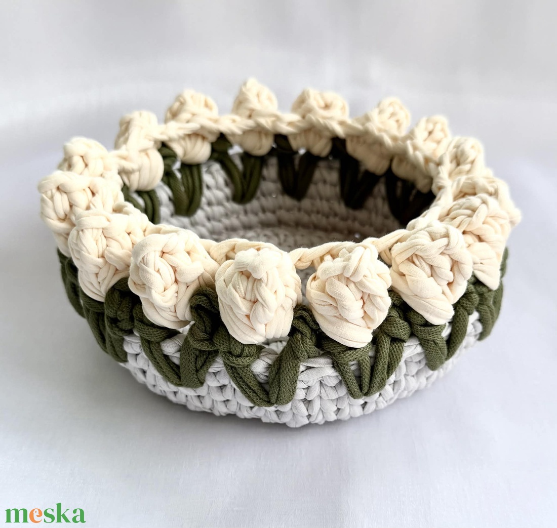 Krém tulipános horgolt kosár - otthon & életmód - dekoráció - asztal és polc dekoráció - dekorációs tál, tartó - Meska.hu