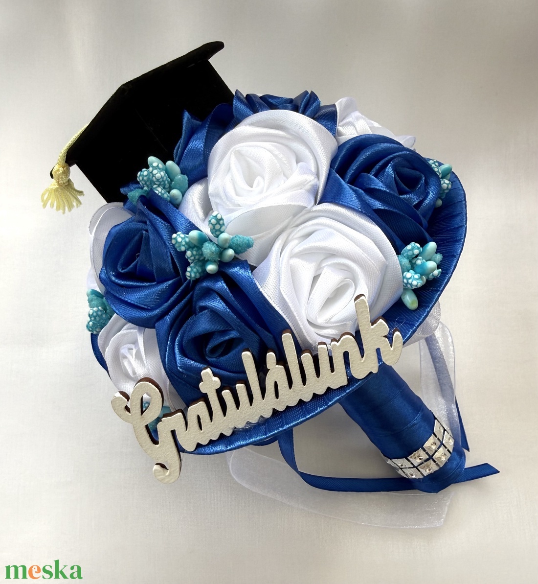 Királykék - fehér ballagási csokor - otthon & életmód - virágdekoráció - virágok - virágcsokor - Meska.hu