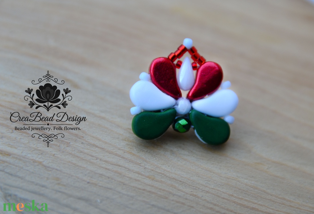 Creabead Design trikolór kitűző (ékszerként is kérhető) - ékszer - kitűző és bross - Meska.hu