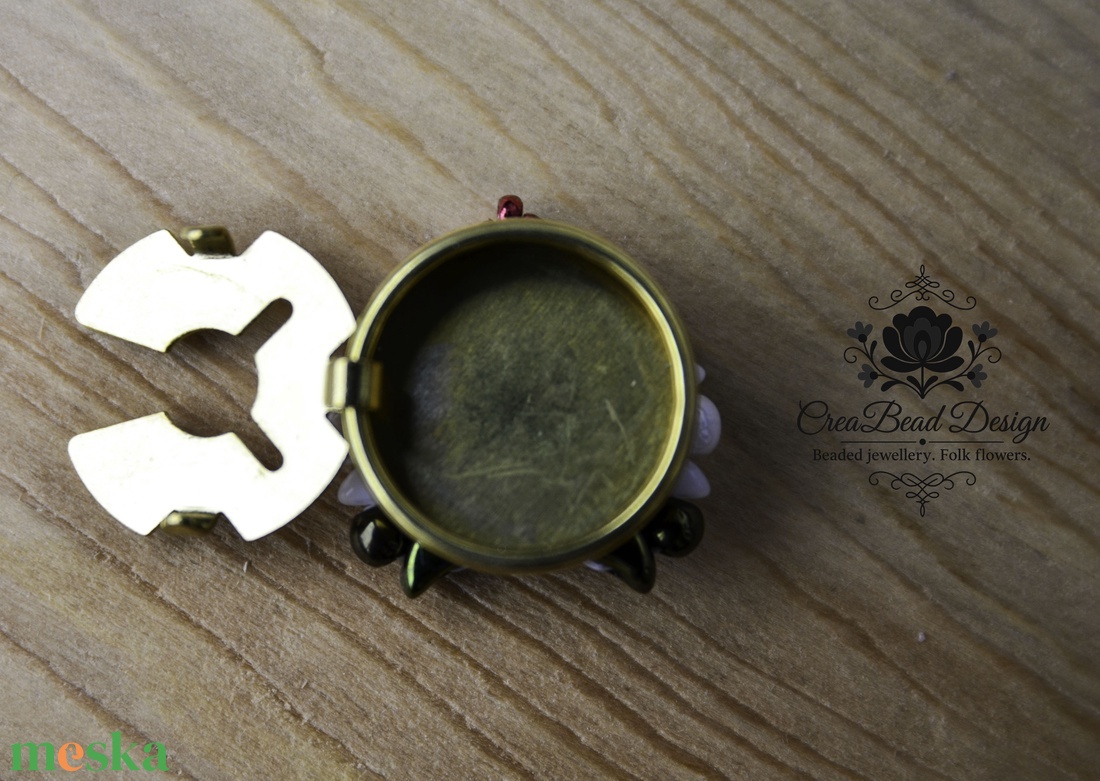 Kézzel készült gyöngyös gombfedő dísz � matyó inspirációval - ékszer - mandzsettagomb - Meska.hu