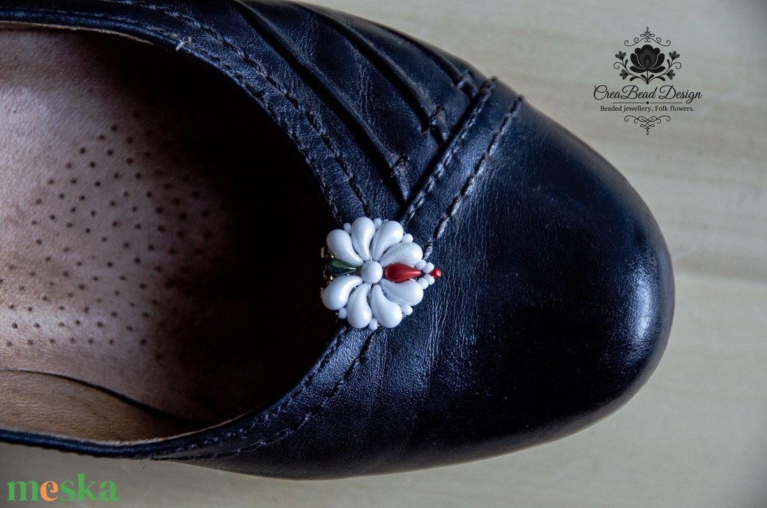 Kézzel készült gyöngyös cipőklipsz � matyó inspirációval - esküvő - cipő és cipőklipsz - Meska.hu