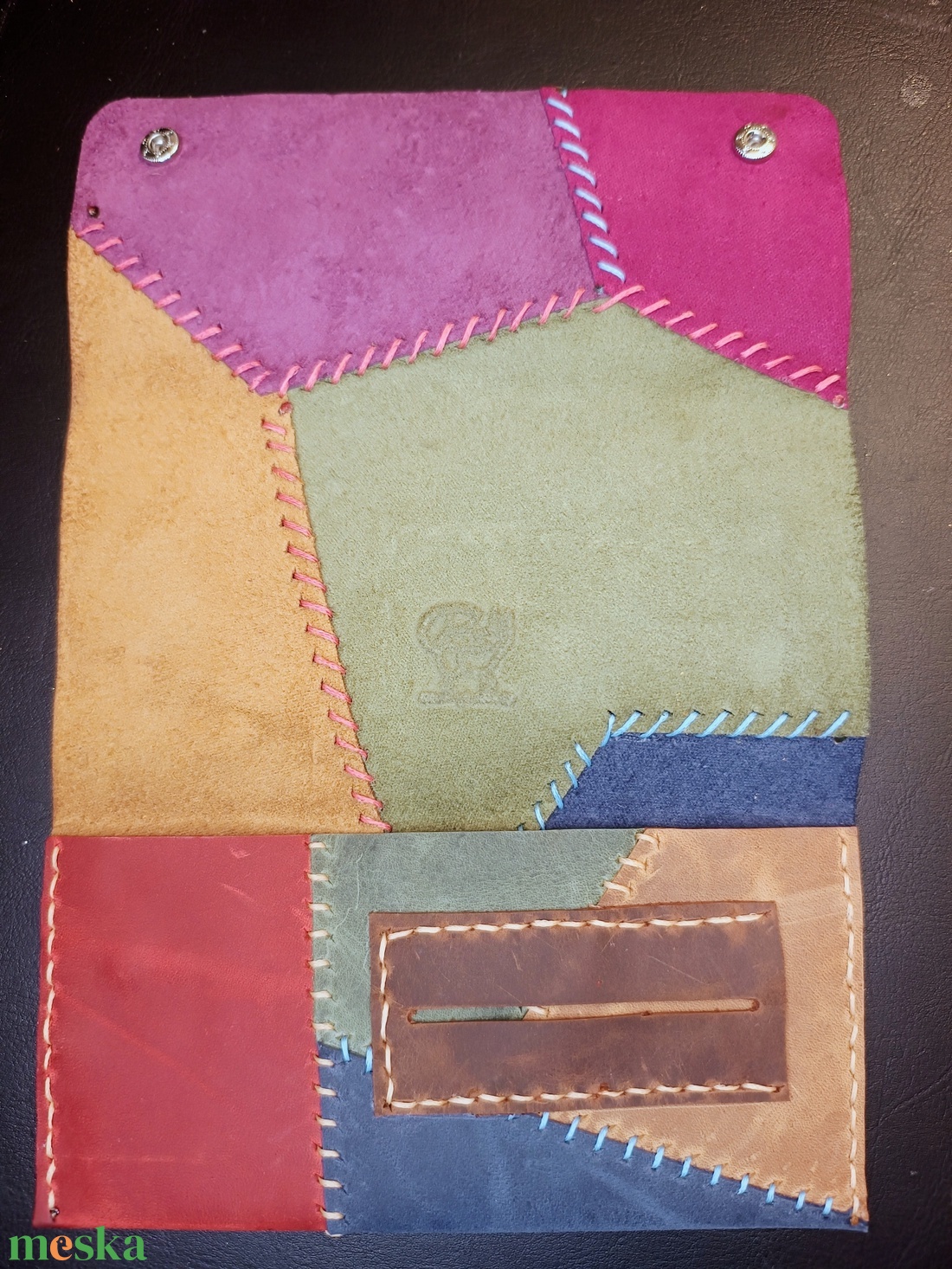 Bohm patchwork bőr dohánytartó cigipapír zsebbel - táska & tok - pénztárca & más tok - dohánytasak & szütyő - Meska.hu Bohm patchwork bőr dohánytartó cigipapír zsebbel - táska & tok - pénztárca & más tok - dohánytasak & szütyő - Meska.hu