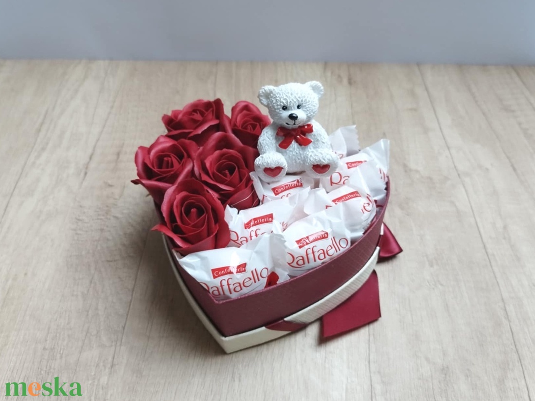 Valentin-napi ajándékdoboz szappanrózsával, csokoládéval és macival - otthon & életmód - dekoráció - virágdísz és tartó - virágbox, virágdoboz - Meska.hu Valentin-napi ajándékdoboz szappanrózsával, csokoládéval és macival - otthon & életmód - dekoráció - virágdísz és tartó - virágbox, virágdoboz - Meska.hu