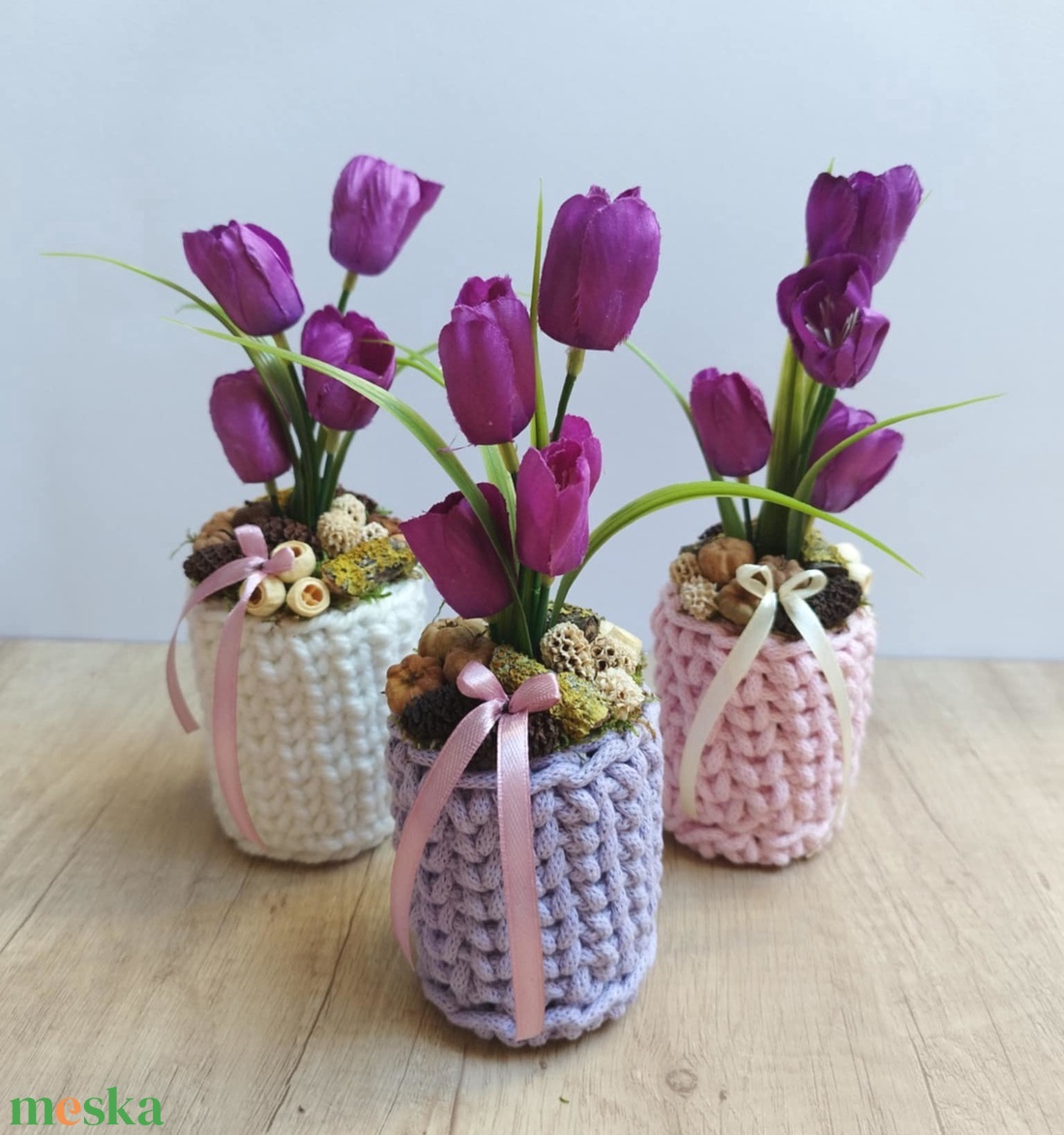 Krókuszos tavaszi virágdísz horgolt kaspóban - otthon & életmód - dekoráció - asztal és polc dekoráció - asztaldísz - Meska.hu