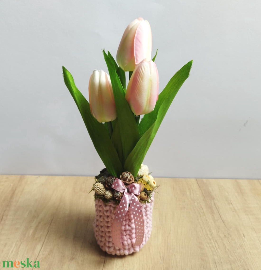 Tulipános tavaszi asztaldísz horgolt kaspóban - otthon & életmód - dekoráció - asztal és polc dekoráció - asztaldísz - Meska.hu