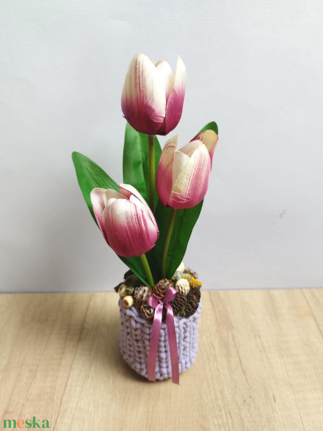 Tulipános tavaszi asztaldísz horgolt kaspóban - otthon & életmód - dekoráció - asztal és polc dekoráció - asztaldísz - Meska.hu