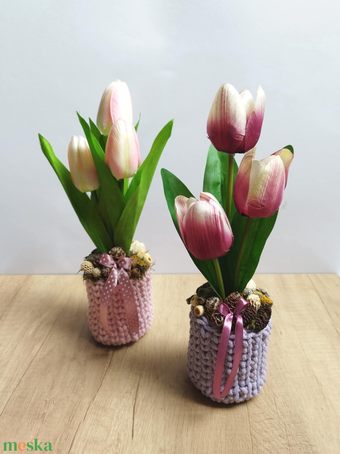 Tulipános tavaszi asztaldísz horgolt kaspóban - otthon & életmód - dekoráció - asztal és polc dekoráció - asztaldísz - Meska.hu