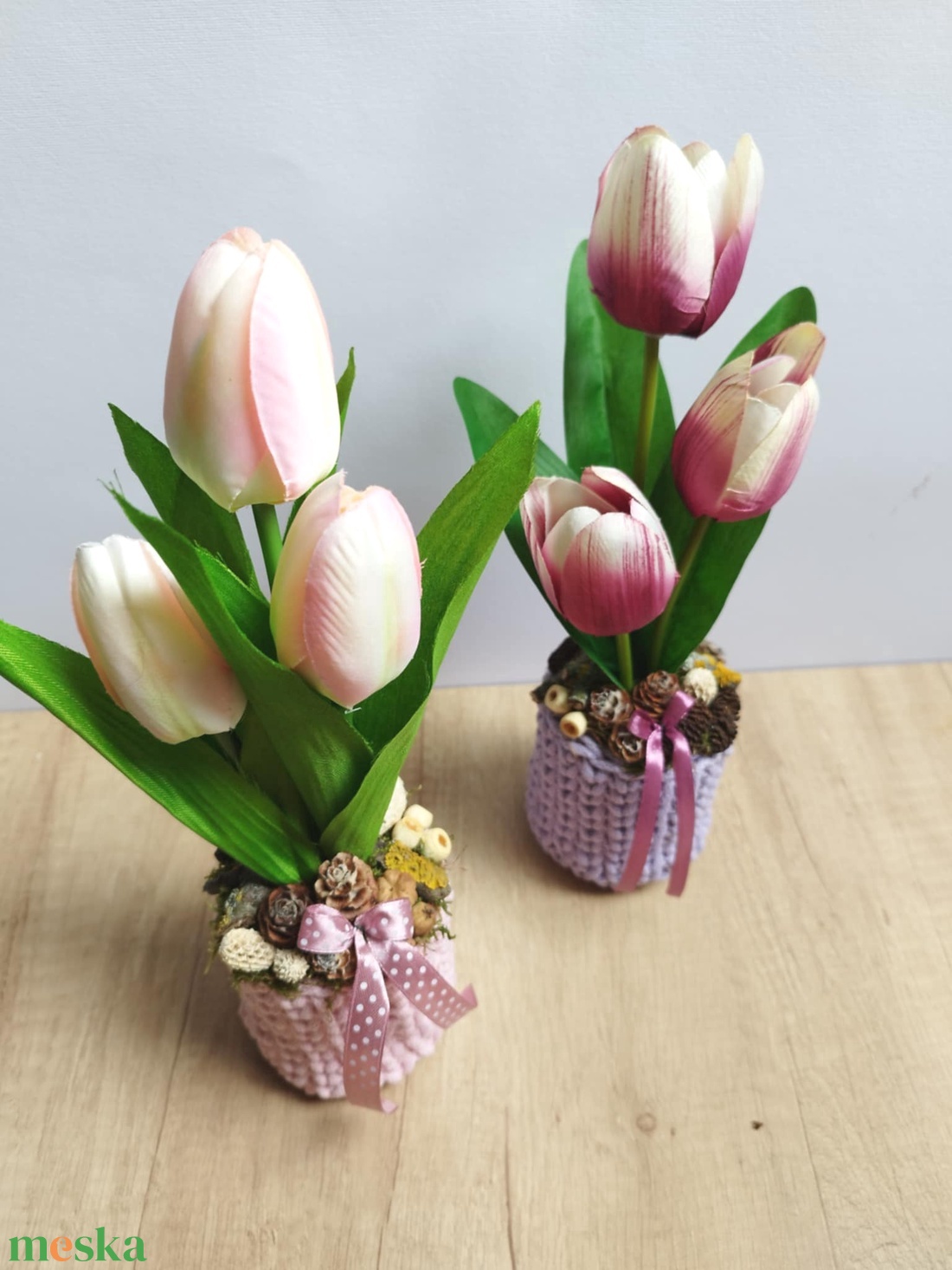 Tulipános tavaszi asztaldísz horgolt kaspóban - otthon & életmód - dekoráció - asztal és polc dekoráció - asztaldísz - Meska.hu