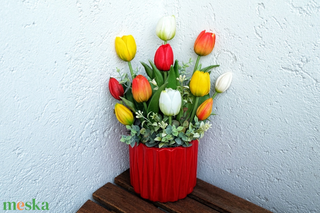 Tulipános asztaldísz tavaszi asztaldísz élethű gumi tulipánnal  - otthon & életmód - virágdekoráció - virágdíszek - asztali virágdísz - Meska.hu