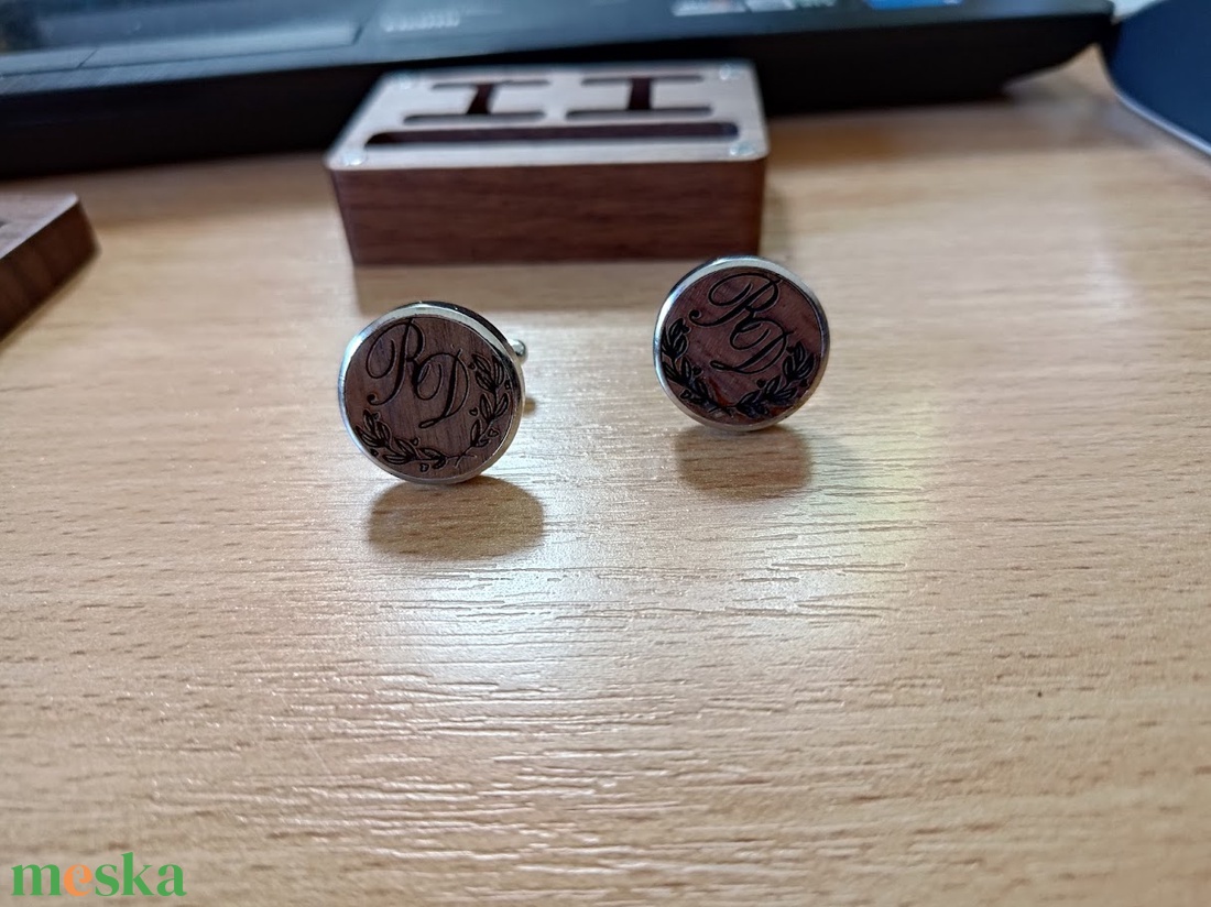Gravírozott fa mandzsettagomb és nyakkendőtű - ékszer - ékszerszett - Meska.hu
